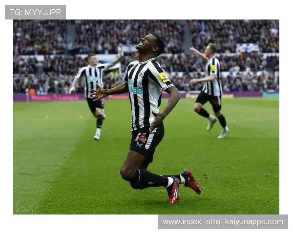 纽卡斯尔阿尔米隆大角度搓射越过门将，演绎经典瞬间